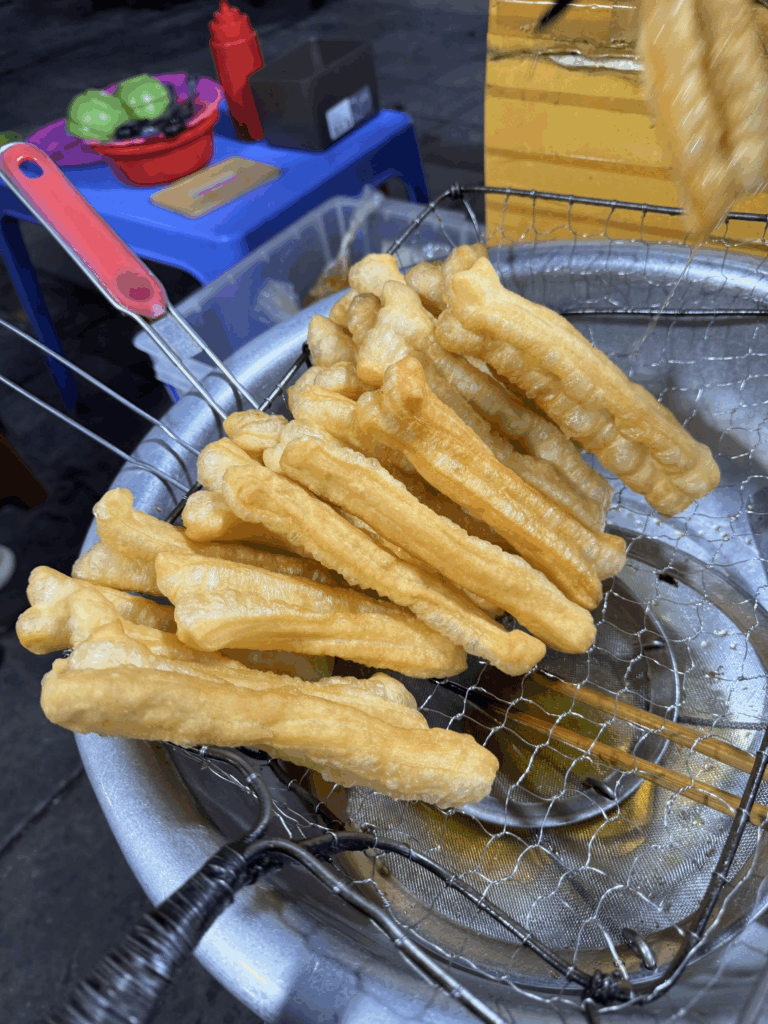 Quẩy nóng - Crispy fried dough snack